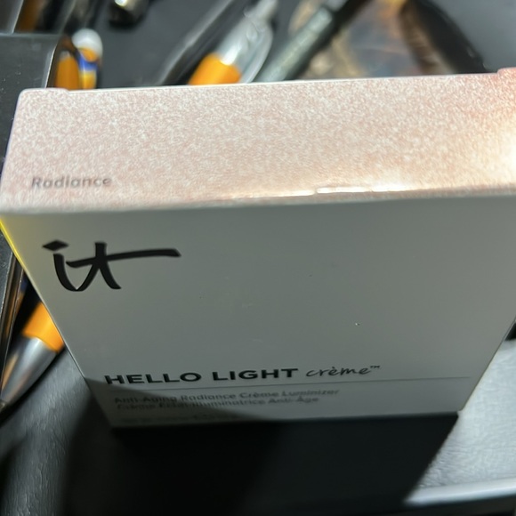 NIB IT Cosmetics Hello Light Creme Anti-aging Radiance Creme Luminizer - 0.23 oz - Picture 3 of 5